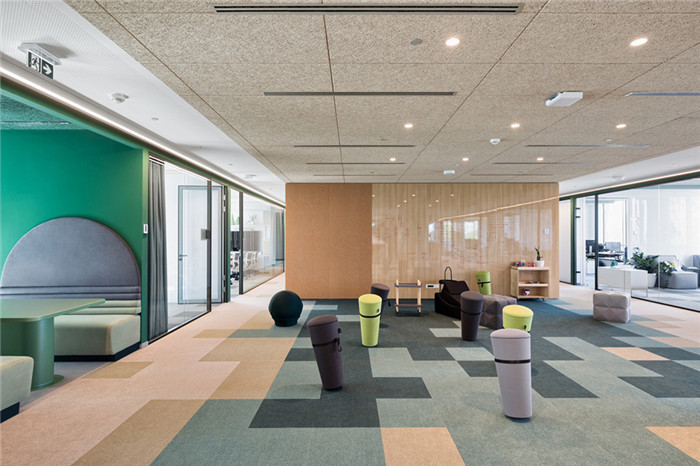 開(kāi)放靈動(dòng)的國(guó)外知名手游公司總部辦公樓裝修設(shè)計(jì)實(shí)景圖 開(kāi)放靈動(dòng)的國(guó)外知名手游公司總部辦公樓裝修設(shè)計(jì)實(shí)景圖